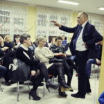 12.01.2017 Kielce. Wiceprezydent miasta Andrzej Sygut spotkał się z rodzicami w sprawie przeniesienia Szkoły Podstawowej nr 1. / Jarosław Kubalski / Radio Kielce