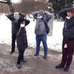 14.01.2017 Kielce. Konferencja SLD w sprawie smogu. Maseczki na popiersiach w Alei Sław. / Jarosław Kubalski / Radio Kielce