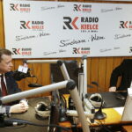 18.01.2017 Kielce. Szef MSWiA Mariusz Błaszczak podczas rozmowy Radiu Kielce. Prowadził ja Radosław Podsiadły. / Jarosław Kubalski / Radio Kielce