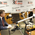 18.01.2017 Kielce. Szef MSWiA Mariusz Błaszczak podczas rozmowy Radiu Kielce. Prowadził ja Radosław Podsiadły. / Jarosław Kubalski / Radio Kielce