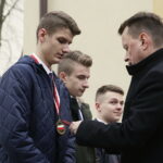 18.01.2017 Nowiny. Szef MSWiA Mariusz Błaszczak otworzył posterunek Policji. Odznaczył  też trzech nastolatków medalami "Młody Bohater" za uratowanie życia kierowcy autobusu. / Jarosław Kubalski / Radio Kielce