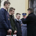 18.01.2017 Nowiny. Szef MSWiA Mariusz Błaszczak otworzył posterunek Policji. Odznaczył  też trzech nastolatków medalami "Młody Bohater" za uratowanie życia kierowcy autobusu. / Jarosław Kubalski / Radio Kielce