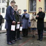 18.01.2017 Nowiny. Szef MSWiA Mariusz Błaszczak otworzył posterunek Policji. Odznaczył  też trzech nastolatków medalami "Młody Bohater" za uratowanie życia kierowcy autobusu. / Jarosław Kubalski / Radio Kielce