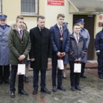 18.01.2017 Nowiny. Szef MSWiA Mariusz Błaszczak otworzył posterunek Policji. Odznaczył  też trzech nastolatków medalami "Młody Bohater" za uratowanie życia kierowcy autobusu. / Jarosław Kubalski / Radio Kielce