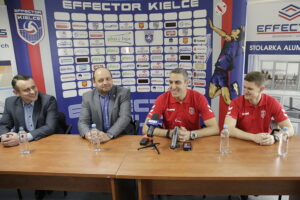 19.01.2017 Kielce. Konferencja prasowa Effectora Kielce. Wiceprezes Wiesław Tkaczuk, prezes Jacek Sęk, trener Sinan Tanik i asystent trenera Adam Swaczyna. / Jarosław Kubalski / Radio Kielce