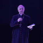 20.01.2017 Kielce. Koncert w Hali Legionów „Betlejem w Kielcach”. Biskup Jan Piotrowski. / Jarosław Kubalski / Radio Kielce