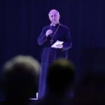 20.01.2017 Kielce. Koncert w Hali Legionów „Betlejem w Kielcach”. Biskup Jan Piotrowski. / Jarosław Kubalski / Radio Kielce