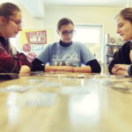 21.01.2017 Kielce. Wielki Bój Planszówkowy w Wojewódzkiej Bibliotece Publicznej. / Jarosław Kubalski / Radio Kielce