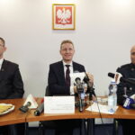 25.01.2017 Kielce. Konferencja prasowa na temat Krajowej Administracji Skarbowej. P.o dyrektora Urzędu Kontroli Skarbowej w Kielcach Piotr Gajos, p.o dyrektora Izby Skarbowej w Kiecach Sławomir Podkówka i dyrektor Izby Celnej w Kiecach podinspektor Henryk Kowalski. / Jarosław Kubalski / Radio Kielce