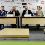 24.01.2017 Kielce. Podpisanie umowy pomiędzy Politechniką Świętokrzyską a KPT o współpracy. Prezydent Wojciech Lubawski, rektor PśK Wiesław Trąmpczyński, dyrektor KPT Szymon Mazurkiewicz i Joanna Rudawska, dział projektów rozwojowych KPT. / Jarosław Kubalski / Radio Kielce