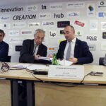 24.01.2017 Kielce. Podpisanie umowy pomiędzy Politechniką Świętokrzyską a KPT o współpracy. Prezydent Wojciech Lubawski, rektor PśK Wiesław Trąmpczyński, dyrektor KPT Szymon Mazurkiewicz i Joanna Rudawska, dział projektów rozwojowych KPT. / Jarosław Kubalski / Radio Kielce