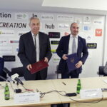 24.01.2017 Kielce. Podpisanie umowy pomiędzy Politechniką Świętokrzyską a KPT o współpracy. Prezydent Wojciech Lubawski, rektor PśK Wiesław Trąmpczyński, dyrektor KPT Szymon Mazurkiewicz i Joanna Rudawska, dział projektów rozwojowych KPT. / Jarosław Kubalski / Radio Kielce