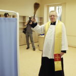 30.01.2017 Kielce. Otwarcie Środowiskowego Domu Samopomocy przy ulicy Mielczarskiego. Ks. Dariusz Gącik. / Jarosław Kubalski / Radio Kielce