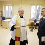 30.01.2017 Kielce. Otwarcie Środowiskowego Domu Samopomocy przy ulicy Mielczarskiego. Ks. Dariusz Gącik. / Jarosław Kubalski / Radio Kielce