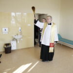 30.01.2017 Kielce. Otwarcie Środowiskowego Domu Samopomocy przy ulicy Mielczarskiego. Ks. Dariusz Gącik. / Jarosław Kubalski / Radio Kielce