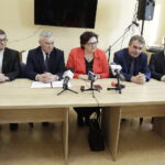 30.01.2017 Kielce. Otwarcie Środowiskowego Domu Samopomocy przy ulicy Mielczarskiego. Konferencja prasowa. Ks. Andrzej Drapała, wicewojewoda Andrzej Bętkowski, wiceminister  Rodziny, Pracy i Polityki  Elżbieta Bojanowska, prezydent Wojciech Lubawski i senator Krzysztof Słoń. / Jarosław Kubalski / Radio Kielce