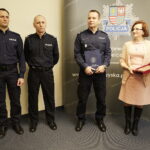 31.01.2017 Kielce. Wojewoda Agata Wojtyszek oraz komendant wojewódzki policji insp. Dariusz Augustyniak podziękowali aspirantowi Grzegorzowi Wójcikowi za uratowanie życia dziecka. / Jarosław Kubalski / Radio Kielce