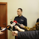 31.01.2017 Kielce. Wojewoda Agata Wojtyszek oraz komendant wojewódzki policji insp. Dariusz Augustyniak podziękowali aspirantowi Grzegorzowi Wójcikowi za uratowanie życia dziecka. / Jarosław Kubalski / Radio Kielce