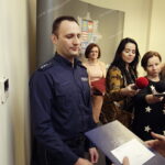 31.01.2017 Kielce. Wojewoda Agata Wojtyszek oraz komendant wojewódzki policji insp. Dariusz Augustyniak podziękowali aspirantowi Grzegorzowi Wójcikowi za uratowanie życia dziecka. / Jarosław Kubalski / Radio Kielce