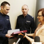 31.01.2017 Kielce. Wojewoda Agata Wojtyszek oraz komendant wojewódzki policji insp. Dariusz Augustyniak podziękowali aspirantowi Grzegorzowi Wójcikowi za uratowanie życia dziecka. / Jarosław Kubalski / Radio Kielce