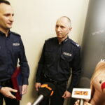 31.01.2017 Kielce. Wojewoda Agata Wojtyszek oraz komendant wojewódzki policji insp. Dariusz Augustyniak podziękowali aspirantowi Grzegorzowi Wójcikowi za uratowanie życia dziecka. / Jarosław Kubalski / Radio Kielce