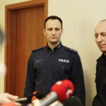 31.01.2017 Kielce. Wojewoda Agata Wojtyszek oraz komendant wojewódzki policji insp. Dariusz Augustyniak podziękowali aspirantowi Grzegorzowi Wójcikowi za uratowanie życia dziecka. / Jarosław Kubalski / Radio Kielce