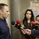 31.01.2017 Kielce. Wojewoda Agata Wojtyszek oraz komendant wojewódzki policji insp. Dariusz Augustyniak podziękowali aspirantowi Grzegorzowi Wójcikowi za uratowanie życia dziecka. / Jarosław Kubalski / Radio Kielce