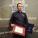 31.01.2017 Kielce. Wojewoda Agata Wojtyszek oraz komendant wojewódzki policji insp. Dariusz Augustyniak podziękowali aspirantowi Grzegorzowi Wójcikowi za uratowanie życia dziecka. / Jarosław Kubalski / Radio Kielce