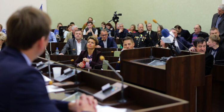 19.11.2015 Kielce. Radni przegłosowali przed chwilą podwyżkę podatków. Ale w wersji znacznie okrojonej. / Wojciech Habdas / Radio Kielce