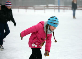 24.1.2016 Kielce. Tłoczno na lodowisku przy ul. Szczecińskiej / Wojciech Habdas / Radio Kielce