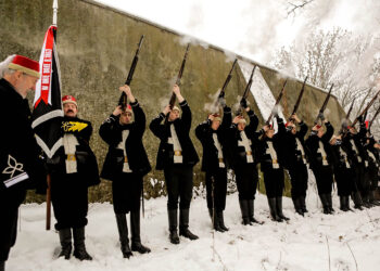 24.1.2016 Kielce. Karczówka. Pod pomnik powstańców styczniowych 1863 roku, odbył się Apel Pamięci, oddana została salwa honorowa. / Wojciech Habdas / Radio Kielce