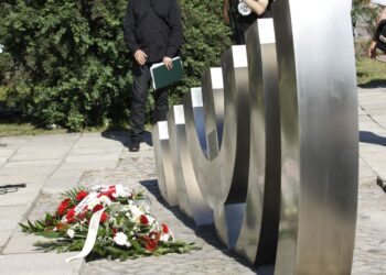 67 rocznica pogromu kieleckiego - kwiaty przed menorą / Stanisław Blinstrub / Radio Kielce