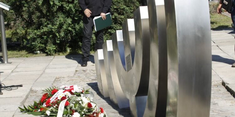 67 rocznica pogromu kieleckiego - kwiaty przed menorą / Stanisław Blinstrub / Radio Kielce