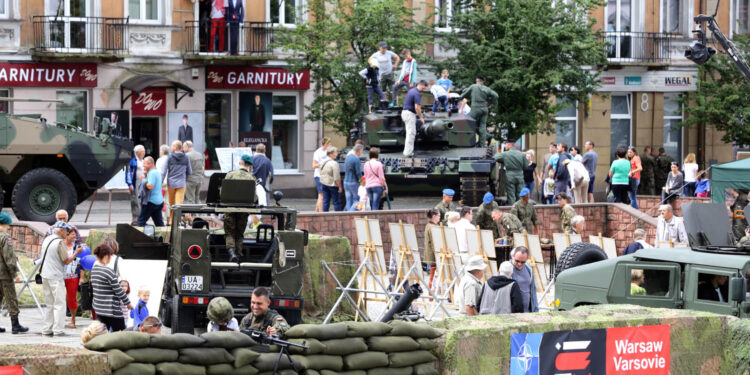 9.7.2016 Kielce. Drugi dzień pikniku na placu Wolności. W całym kraju odbywają się prezentacje sprzętu wojskowego, a okazją jest trwający w Warszawie szczyt NATO. / Wojciech Habdas / Radio Kielce