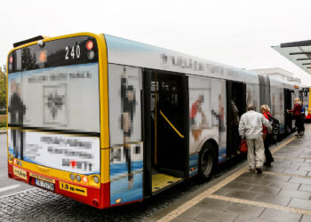 3.10.2016 Kielce. Autobus miejski oklejony reklamami. / Wojciech Habdas / Radio Kielce