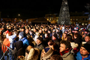 1.1.2017 Kielce. Sylwester pod gwiazdami na Rynku. Gwiazdą wieczoru był zespół Wilki. / Wojciech Habdas / Radio Kielce