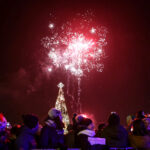 1.1.2017 Kielce. Sylwester pod gwiazdami na Rynku. Jeszcze przed dwunastą niebo rozświetliło się od fajerwerków. / Wojciech Habdas / Radio Kielce