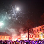 1.1.2017 Kielce. Sylwester pod gwiazdami na Rynku. Jeszcze przed dwunastą niebo rozświetliło się od fajerwerków. / Wojciech Habdas / Radio Kielce