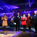 1.1.2017 Kielce. Sylwester pod gwiazdami na Rynku. Równo o dwunastej prezydent Wojciech Lubawski złożył życzenia kielczanom. / Wojciech Habdas / Radio Kielce