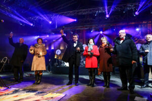 1.1.2017 Kielce. Sylwester pod gwiazdami na Rynku. Równo o dwunastej prezydent Wojciech Lubawski złożył życzenia kielczanom. / Wojciech Habdas / Radio Kielce