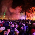 1.1.2017 Kielce. Sylwester pod gwiazdami na Rynku. O dwunastej rozpoczął się pokaz ogni sztucznych. / Wojciech Habdas / Radio Kielce