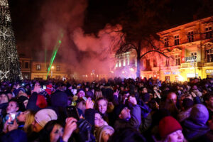 1.1.2017 Kielce. Sylwester pod gwiazdami na Rynku. O dwunastej rozpoczął się pokaz ogni sztucznych. / Wojciech Habdas / Radio Kielce