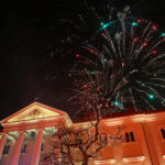 1.1.2017 Kielce. Sylwester pod gwiazdami na Rynku. O dwunastej rozpoczął się pokaz ogni sztucznych. / Wojciech Habdas / Radio Kielce