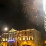 1.1.2017 Kielce. Sylwester pod gwiazdami na Rynku. O dwunastej rozpoczął się pokaz ogni sztucznych. / Wojciech Habdas / Radio Kielce