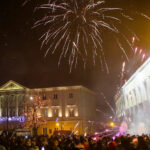 1.1.2017 Kielce. Sylwester pod gwiazdami na Rynku. O dwunastej rozpoczął się pokaz ogni sztucznych. / Wojciech Habdas / Radio Kielce