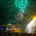 1.1.2017 Kielce. Sylwester pod gwiazdami na Rynku. O dwunastej rozpoczął się pokaz ogni sztucznych. / Wojciech Habdas / Radio Kielce