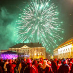 1.1.2017 Kielce. Sylwester pod gwiazdami na Rynku. O dwunastej rozpoczął się pokaz ogni sztucznych. / Wojciech Habdas / Radio Kielce