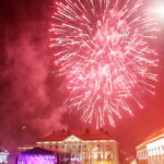 1.1.2017 Kielce. Sylwester pod gwiazdami na Rynku. O dwunastej rozpoczął się pokaz ogni sztucznych. / Wojciech Habdas / Radio Kielce