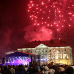 1.1.2017 Kielce. Sylwester pod gwiazdami na Rynku. O dwunastej rozpoczął się pokaz ogni sztucznych. / Wojciech Habdas / Radio Kielce