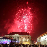 1.1.2017 Kielce. Sylwester pod gwiazdami na Rynku. O dwunastej rozpoczął się pokaz ogni sztucznych. / Wojciech Habdas / Radio Kielce